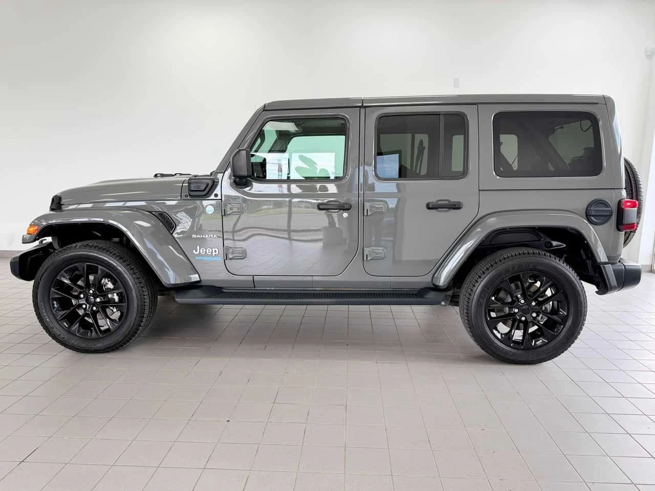 Jeep Wrangler Unlimited Sahara 4x4  CARFAX, снимка 2 - Автомобили и джипове - 55513489