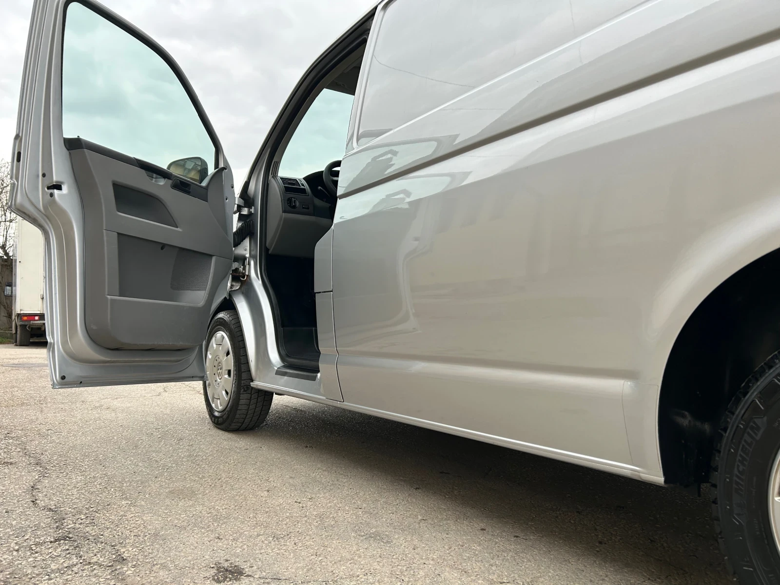 VW Transporter 1.9TDI 102k.c. КЛИМАТИК, снимка 8 - Бусове и автобуси - 53904904