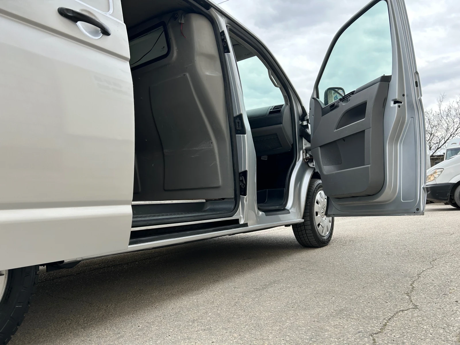 VW Transporter 1.9TDI 102k.c. КЛИМАТИК, снимка 9 - Бусове и автобуси - 53904904