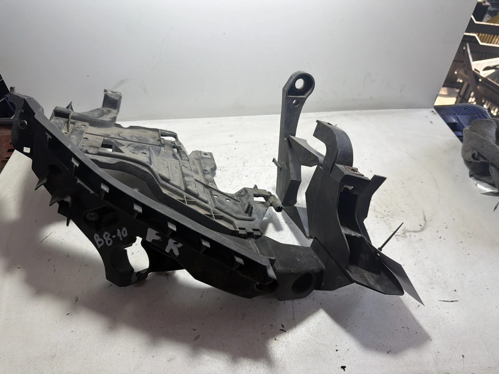 държач за фар (десен) 8K0805608R 1301073034 Audi A4