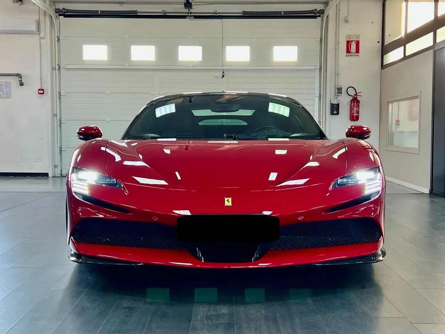 Ferrari SF 90 Stradale 4.0 V8 Plug-in Hybrid - изображение 3