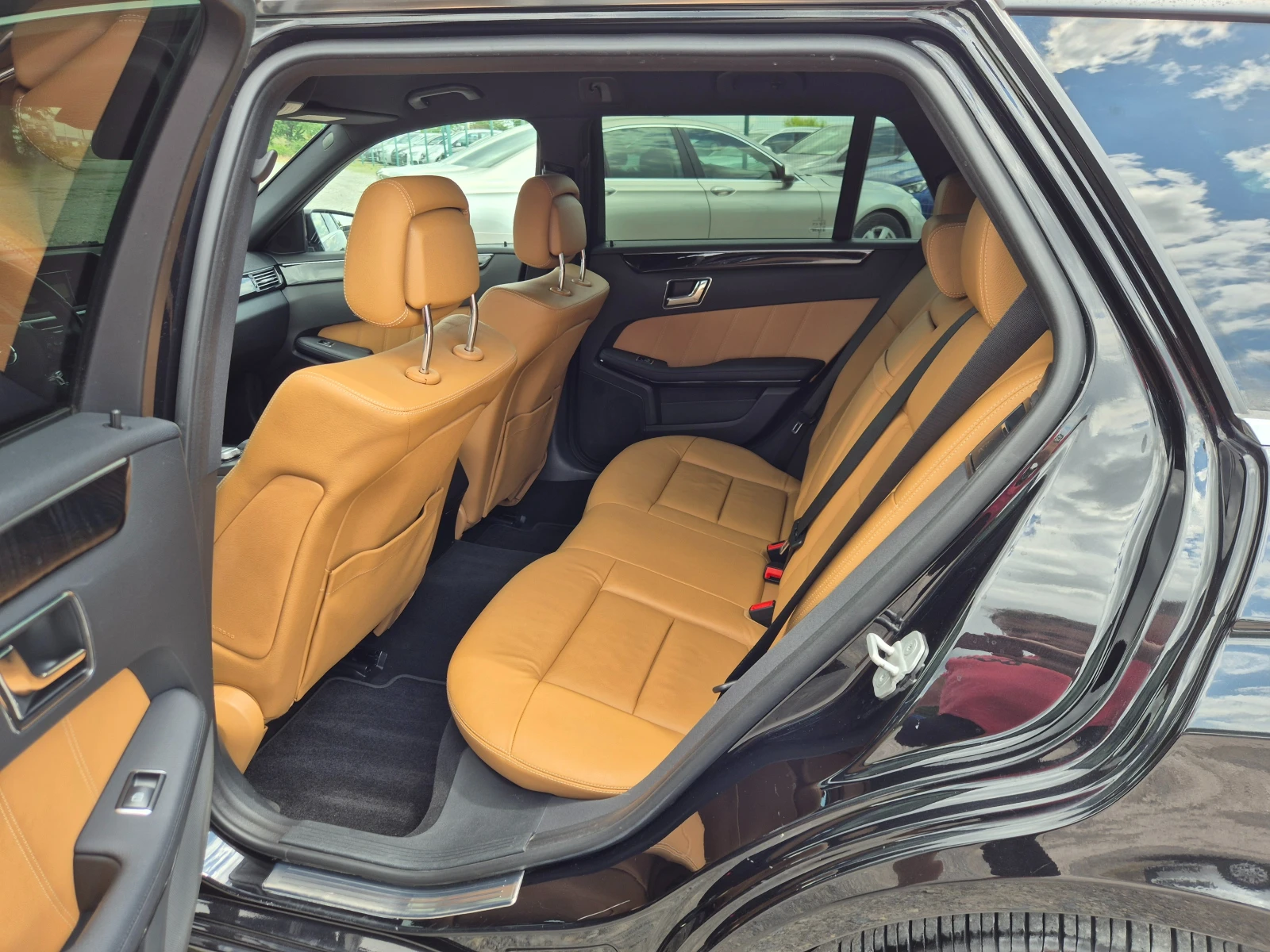Mercedes-Benz E 220 CDI Автомат, снимка 13 - Автомобили и джипове - 54820250