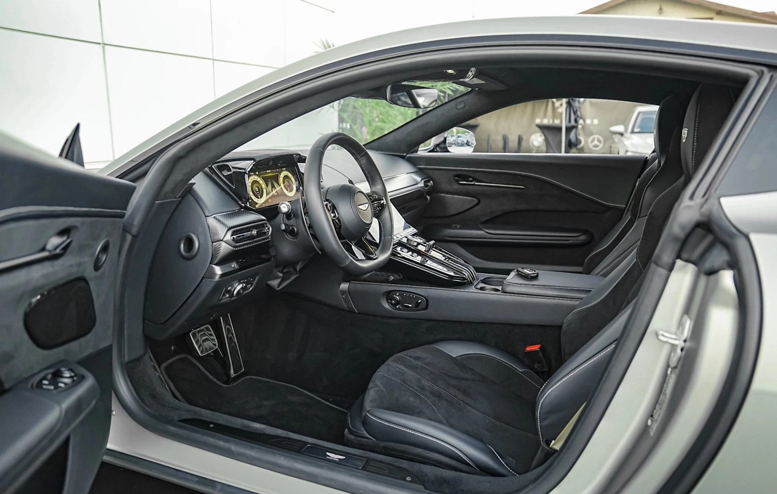 Aston Martin V8 Vantage 4.0 Bi-Turbo, снимка 5 - Автомобили и джипове - 55749948