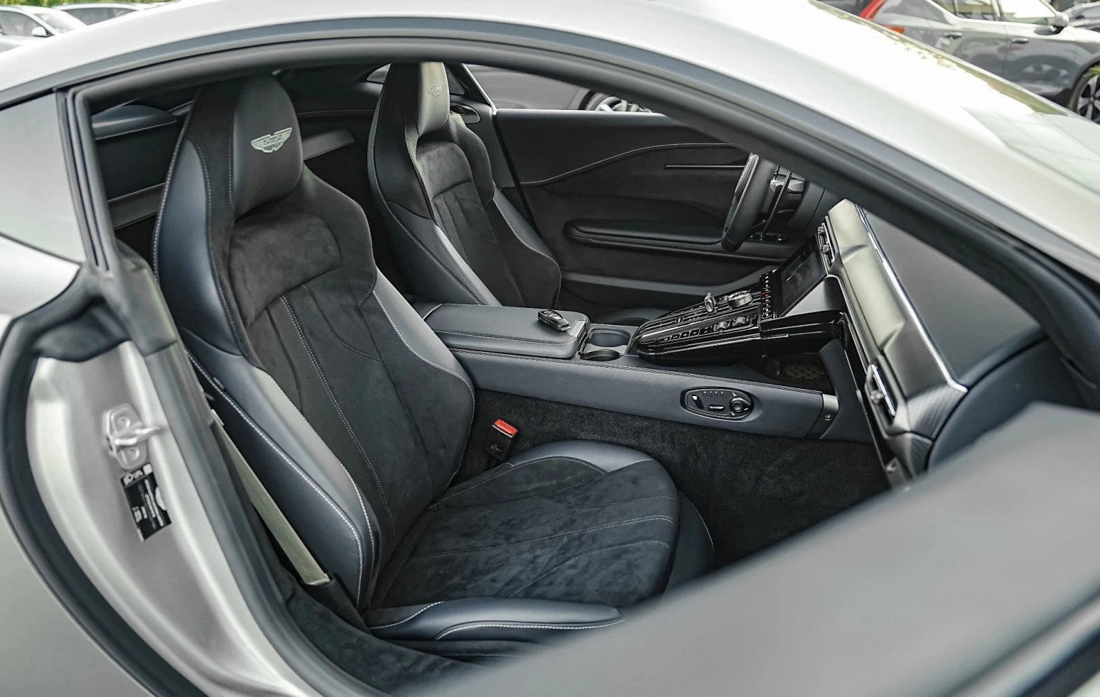 Aston Martin V8 Vantage 4.0 Bi-Turbo, снимка 8 - Автомобили и джипове - 55749948