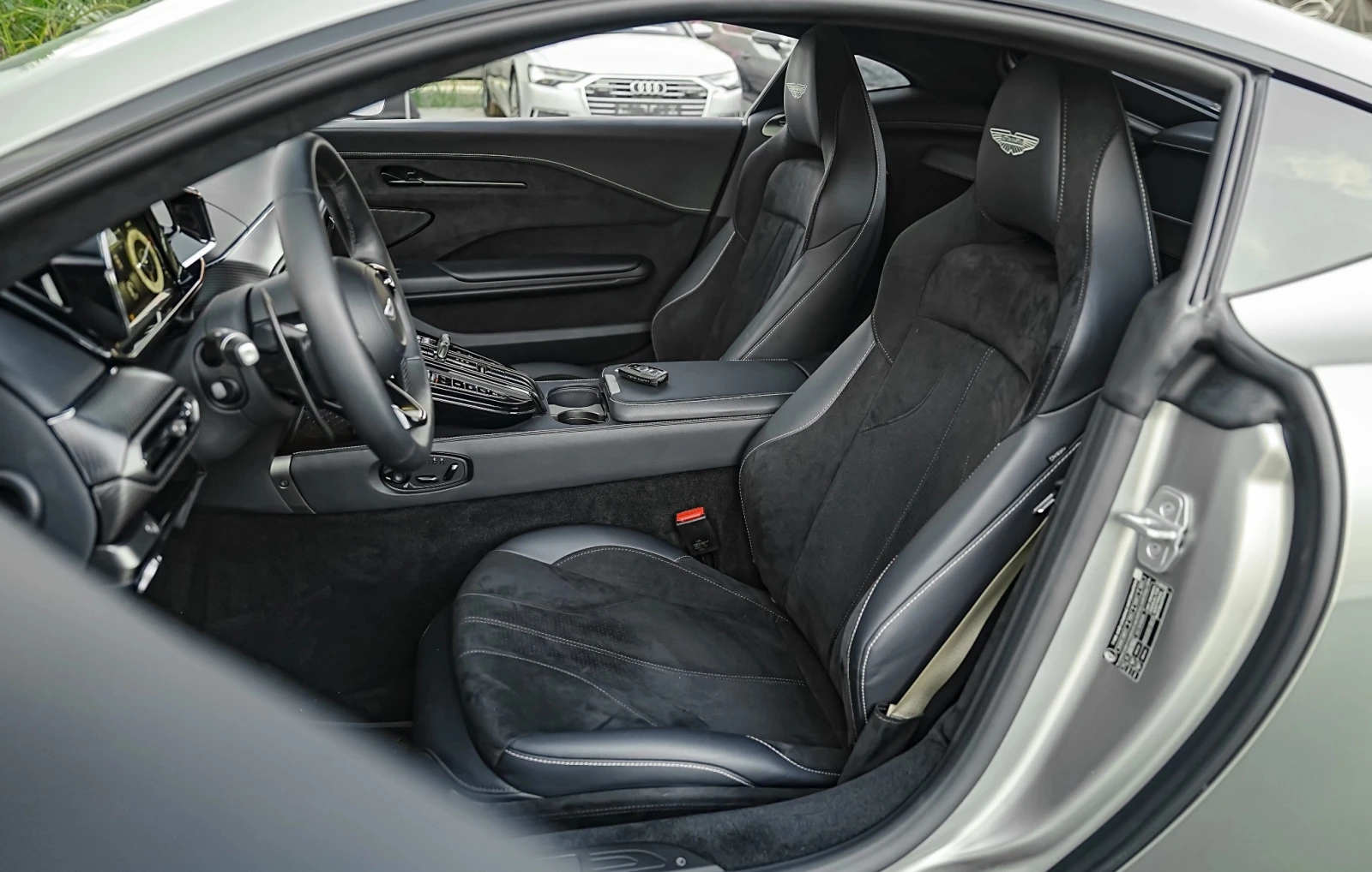 Aston Martin V8 Vantage 4.0 Bi-Turbo, снимка 7 - Автомобили и джипове - 55749948