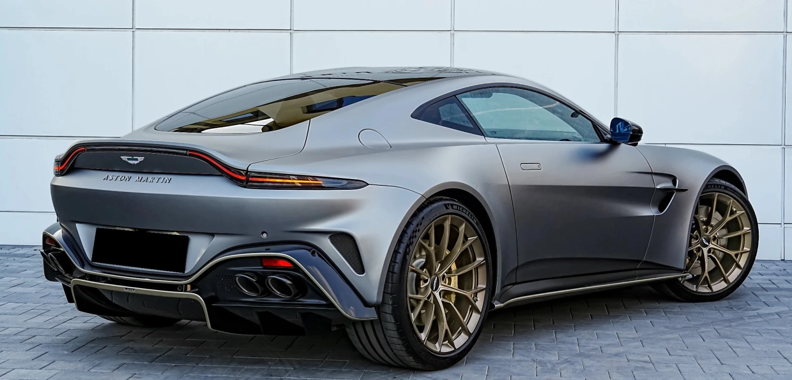 Aston Martin V8 Vantage 4.0 Bi-Turbo, снимка 2 - Автомобили и джипове - 55749948