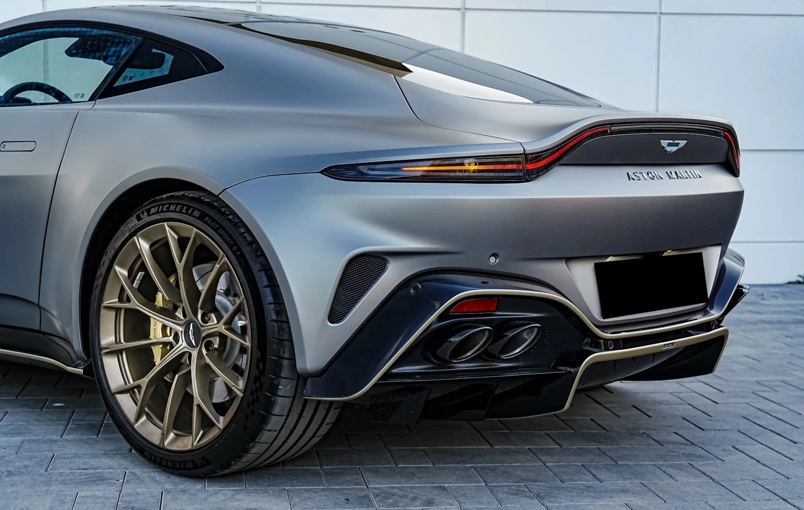 Aston Martin V8 Vantage 4.0 Bi-Turbo, снимка 4 - Автомобили и джипове - 55749948