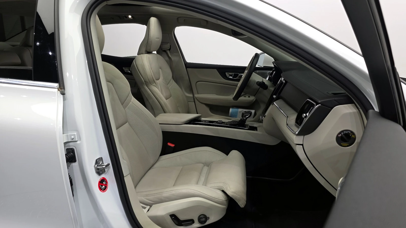 Volvo S60 T5 INSCRIPTION * DIS * ОБДУХ * B&W * HUD * 360 * P, снимка 10 - Автомобили и джипове - 56165436