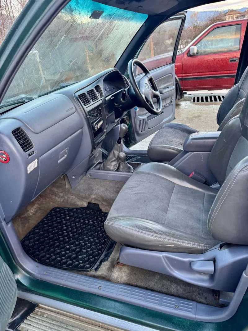 Toyota Hilux 2.5, снимка 7 - Автомобили и джипове - 52618373