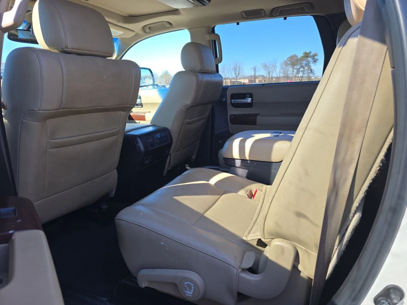 Toyota Sequoia PLATINUM* 5.7* V8* ПОДГРЕВ* КАМЕРА* КЕЙЛЕС, снимка 13 - Автомобили и джипове - 53463042