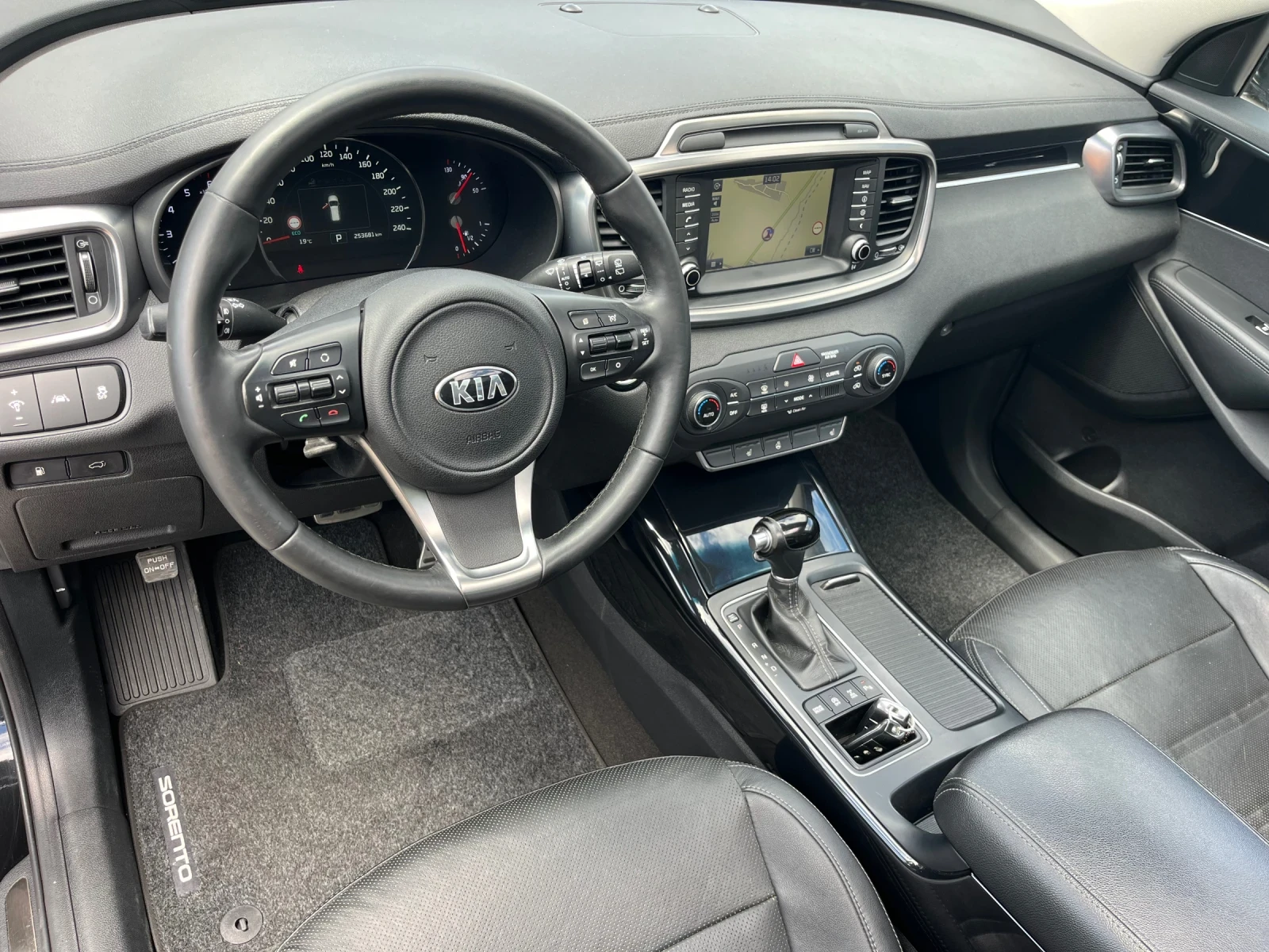 Kia Sorento 2.2CRDI/ 4WD / Rebel, снимка 8 - Автомобили и джипове - 54564463