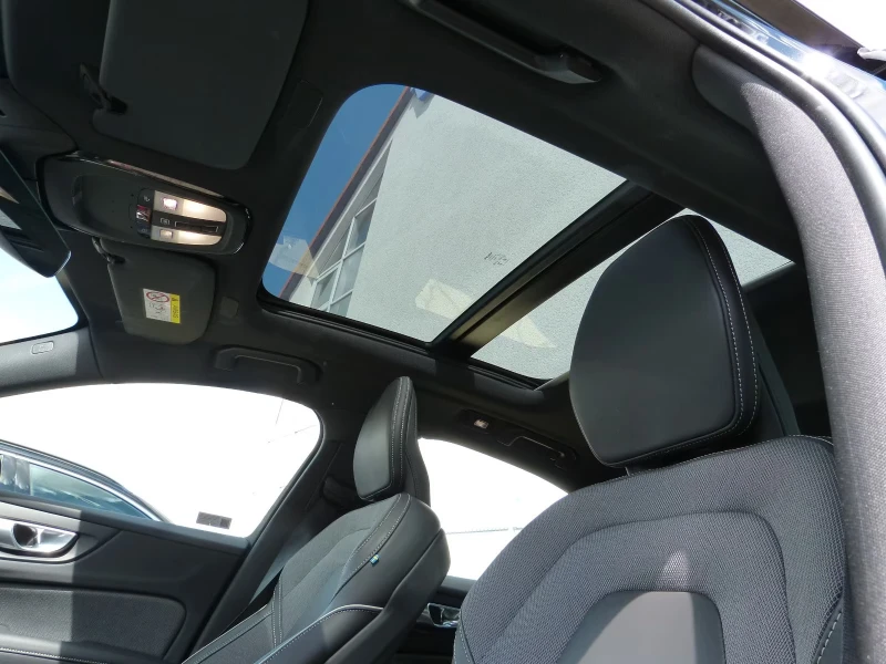 Volvo S60 B5/250HP/ULTIAMTE-DARK/360/HUD/PANO/ACC/713v, снимка 8 - Автомобили и джипове - 51652265