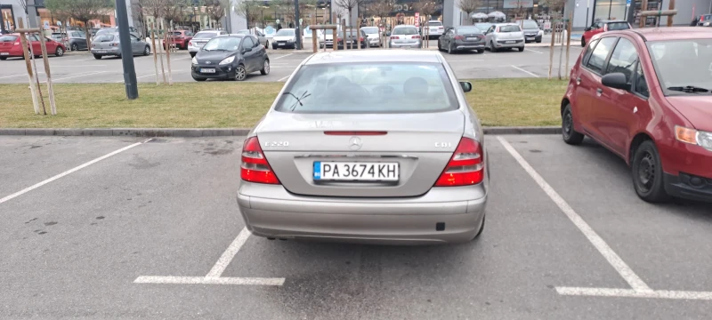 Mercedes-Benz E 220, снимка 5 - Автомобили и джипове - 52996881