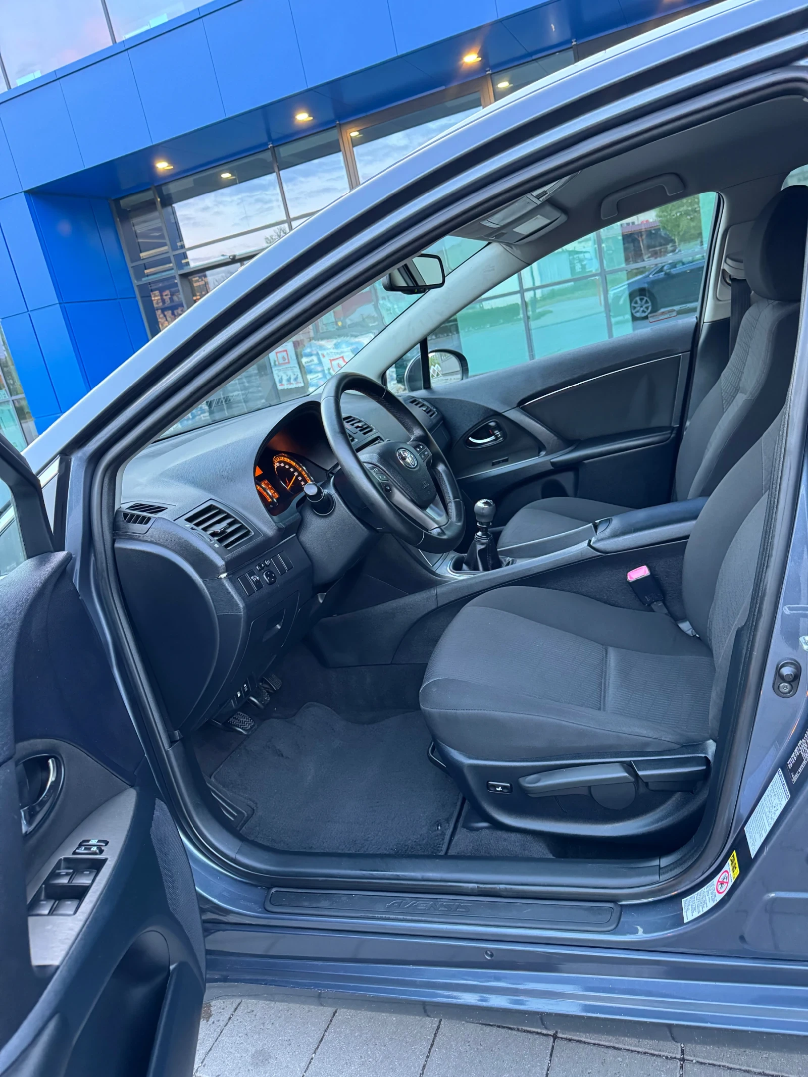 Toyota Avensis 2.0d4d Navi DVD Klimatronic Euro 5, снимка 9 - Автомобили и джипове - 54386853