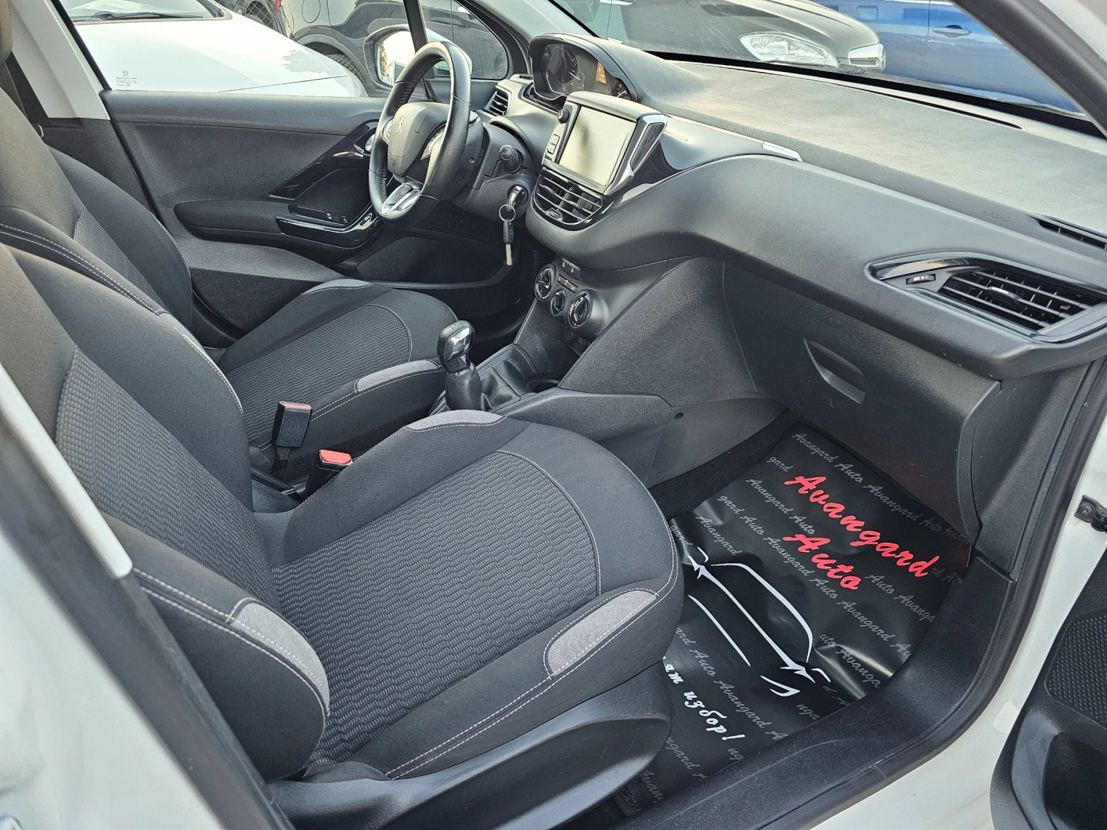 Peugeot 208 1.6HDI, Facelift , снимка 9 - Автомобили и джипове - 55054877