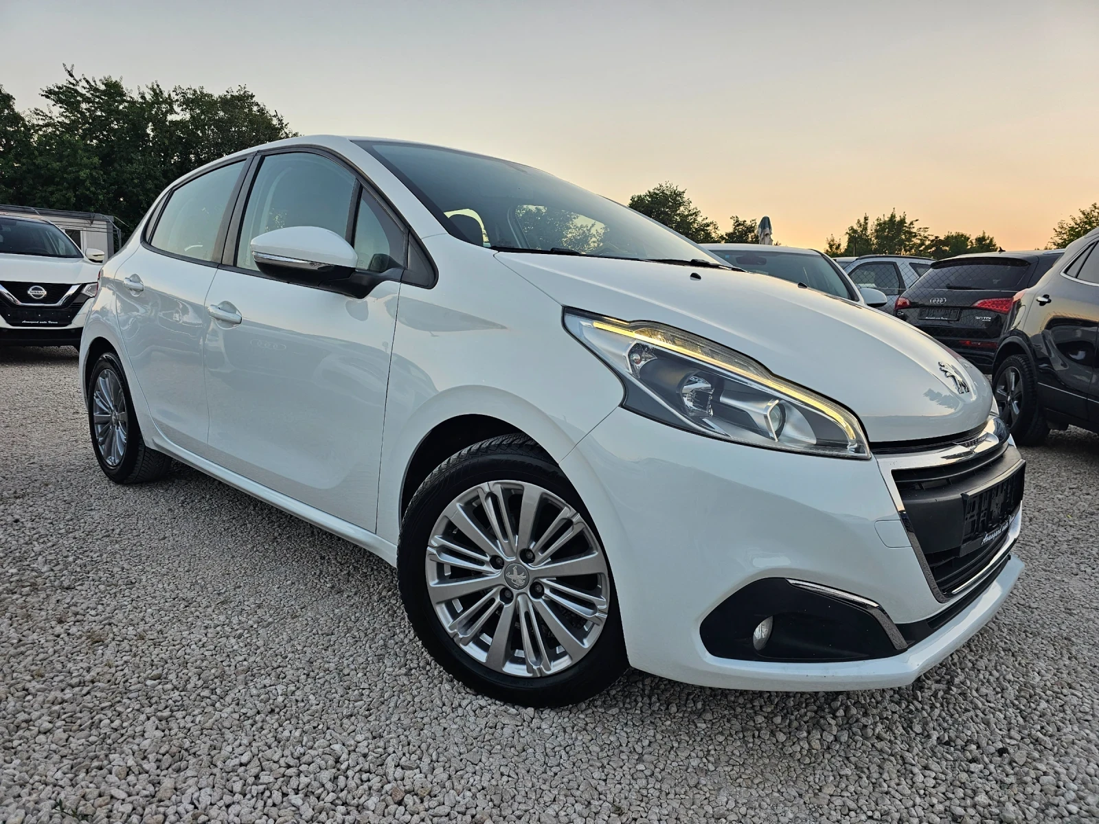 Peugeot 208 1.6HDI, Facelift , снимка 3 - Автомобили и джипове - 55054877