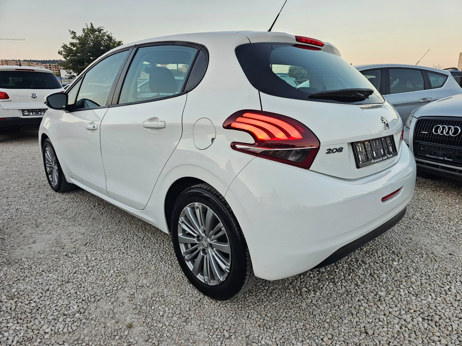 Peugeot 208 1.6HDI, Facelift , снимка 6 - Автомобили и джипове - 55054877