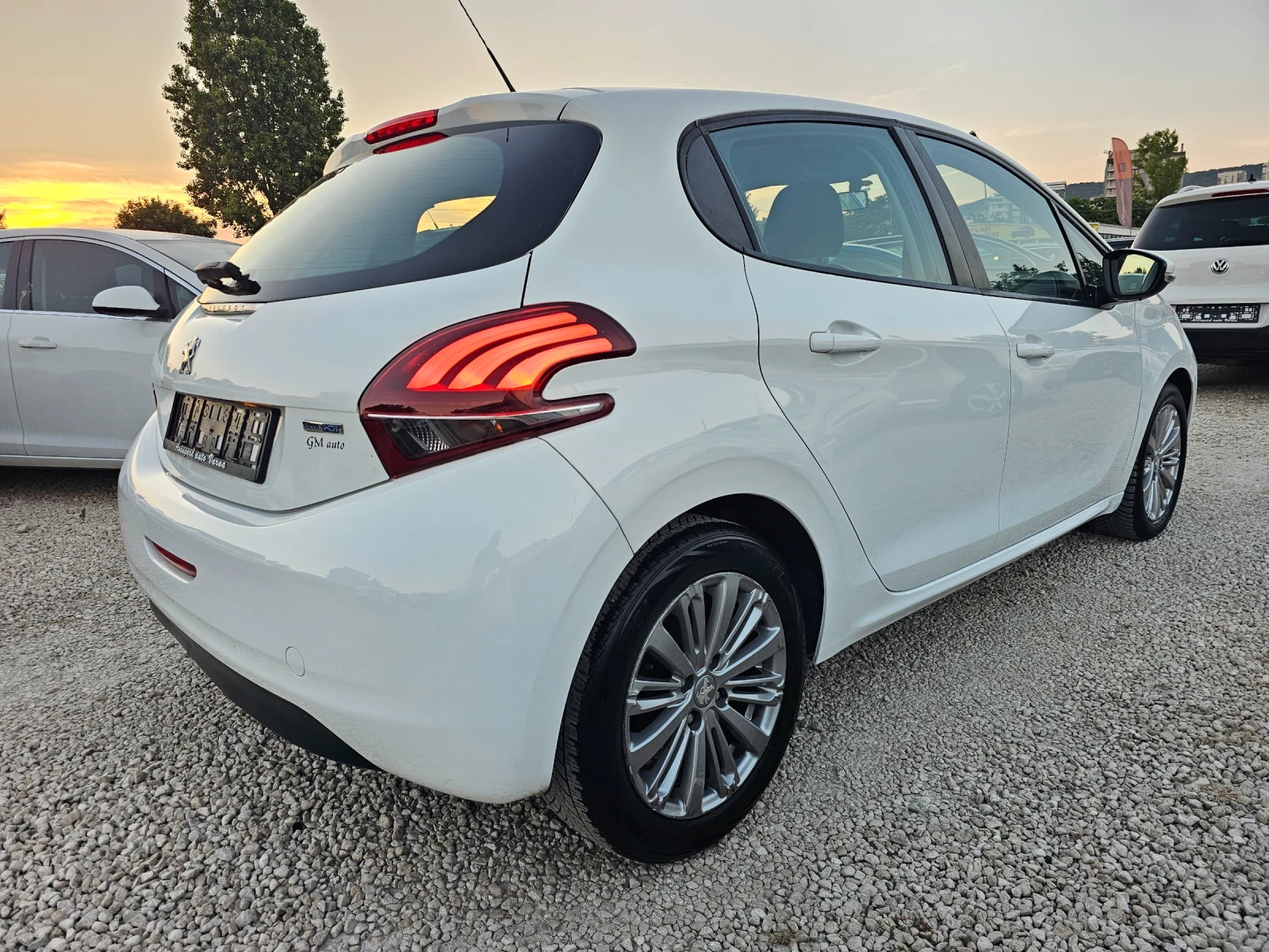 Peugeot 208 1.6HDI, Facelift , снимка 4 - Автомобили и джипове - 55054877