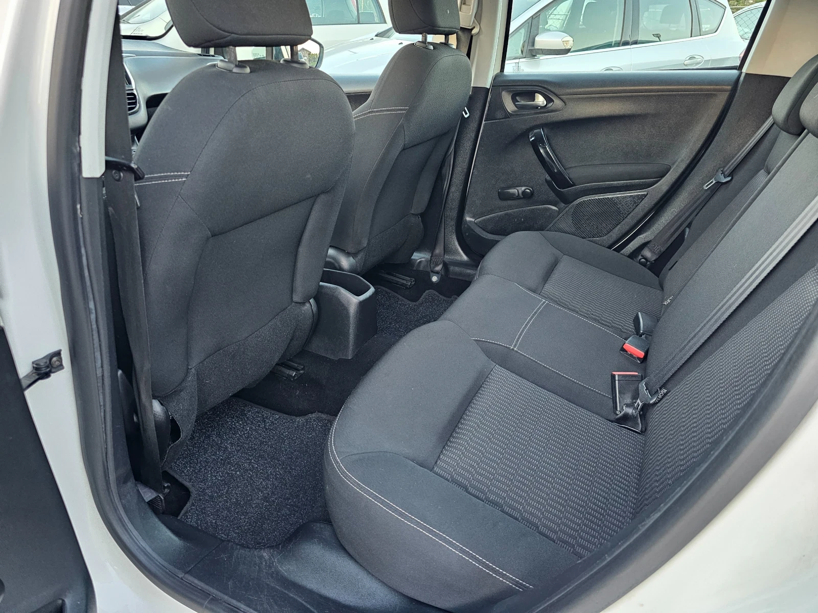 Peugeot 208 1.6HDI, Facelift , снимка 10 - Автомобили и джипове - 55054877