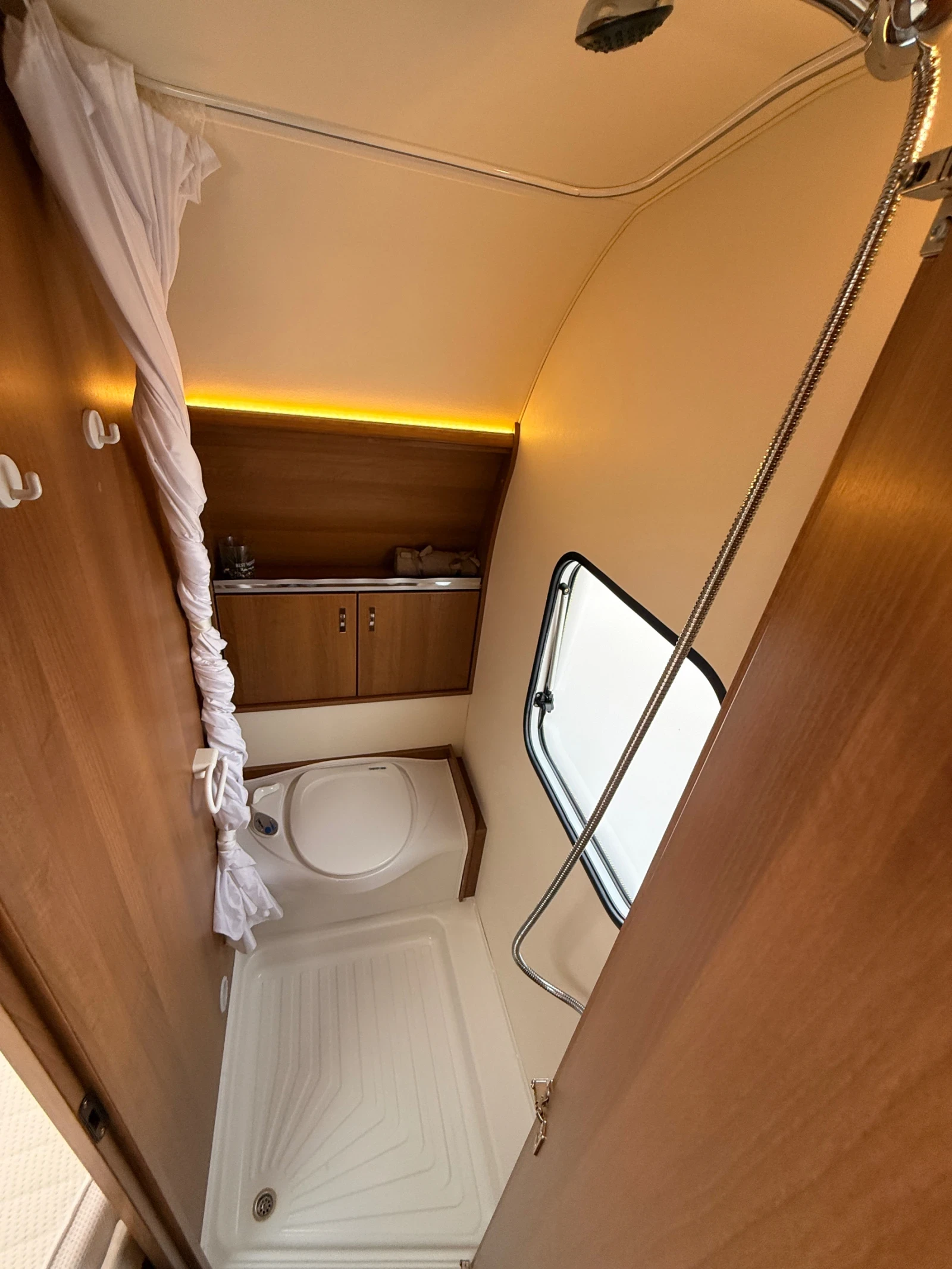 Каравана Tabbert Da Vinci 450 Климатик, мувър, тента и още, снимка 13 - Каравани и кемпери - 54255544