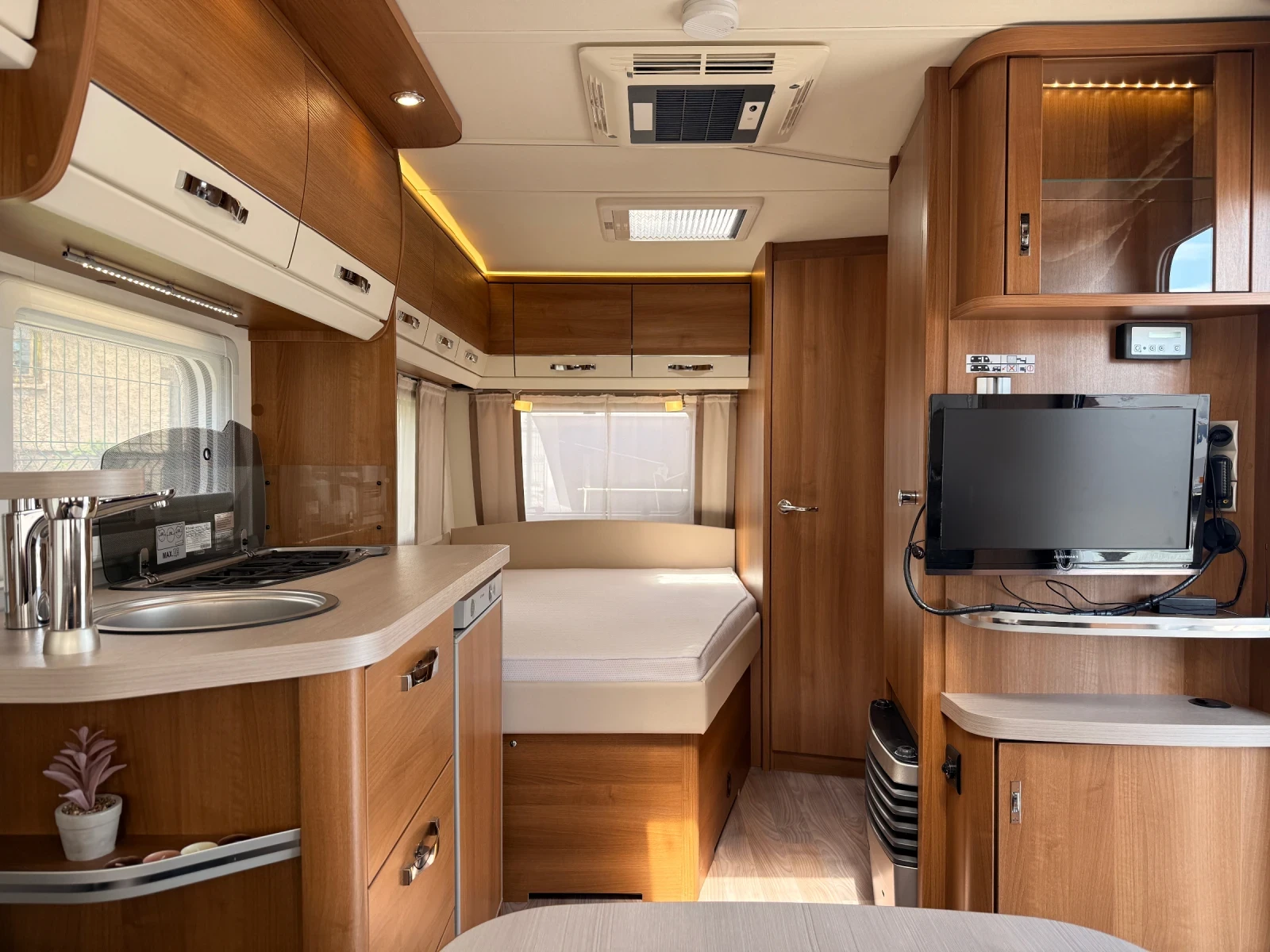 Каравана Tabbert Da Vinci 450 Климатик, мувър, тента и още, снимка 8 - Каравани и кемпери - 54255544