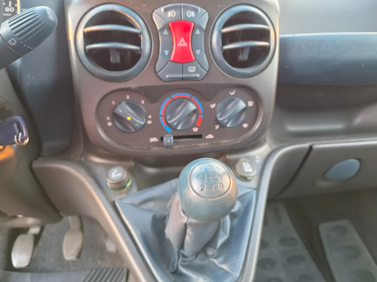 Fiat Doblo 1.9D CARGO Климатик НОВИ ГУМИ, снимка 12 - Автомобили и джипове - 56248406