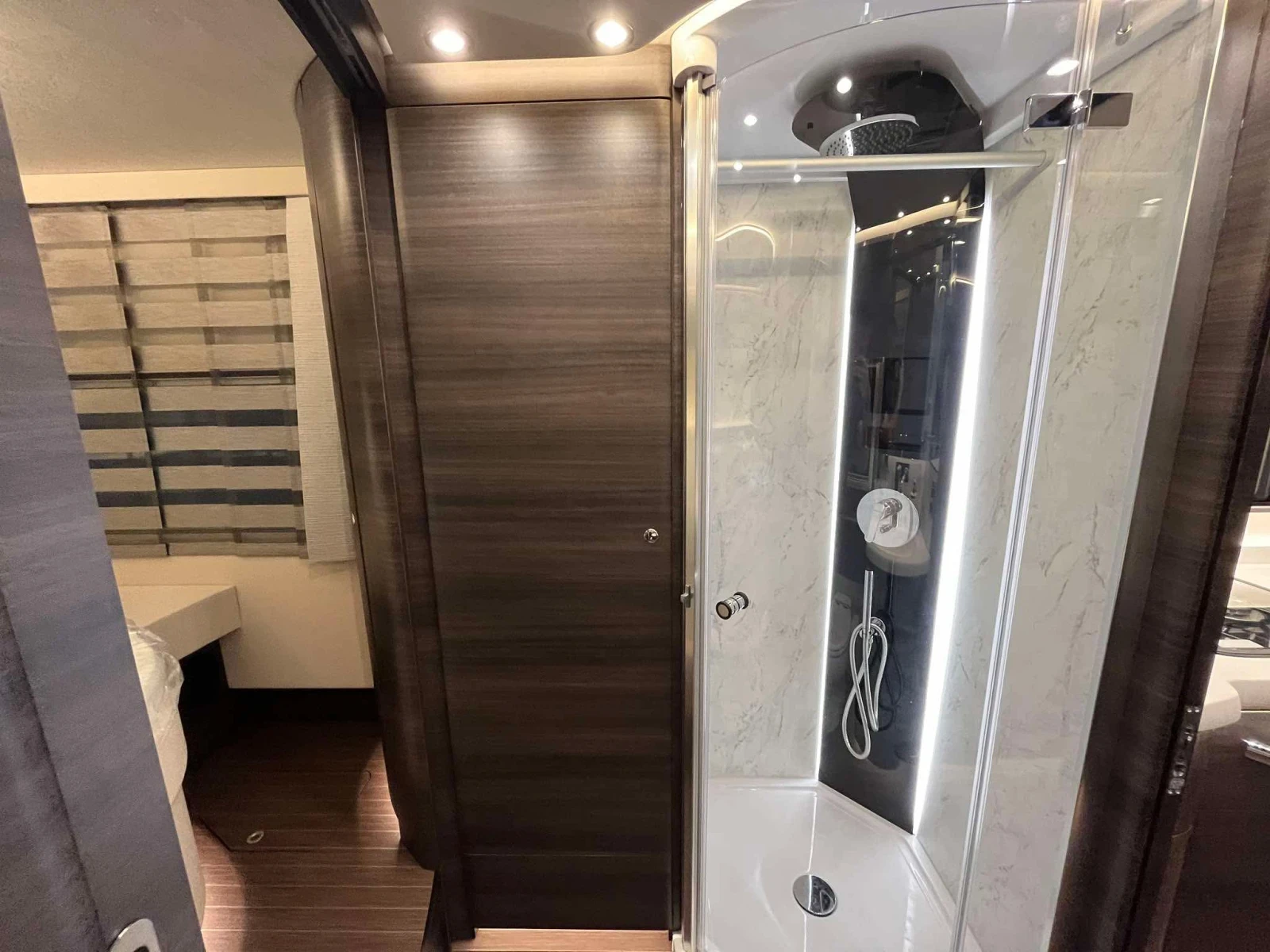Кемпер Concorde Charisma 910MI FULL 207к.с. AT8 Centurion style , снимка 11 - Каравани и кемпери - 55533286
