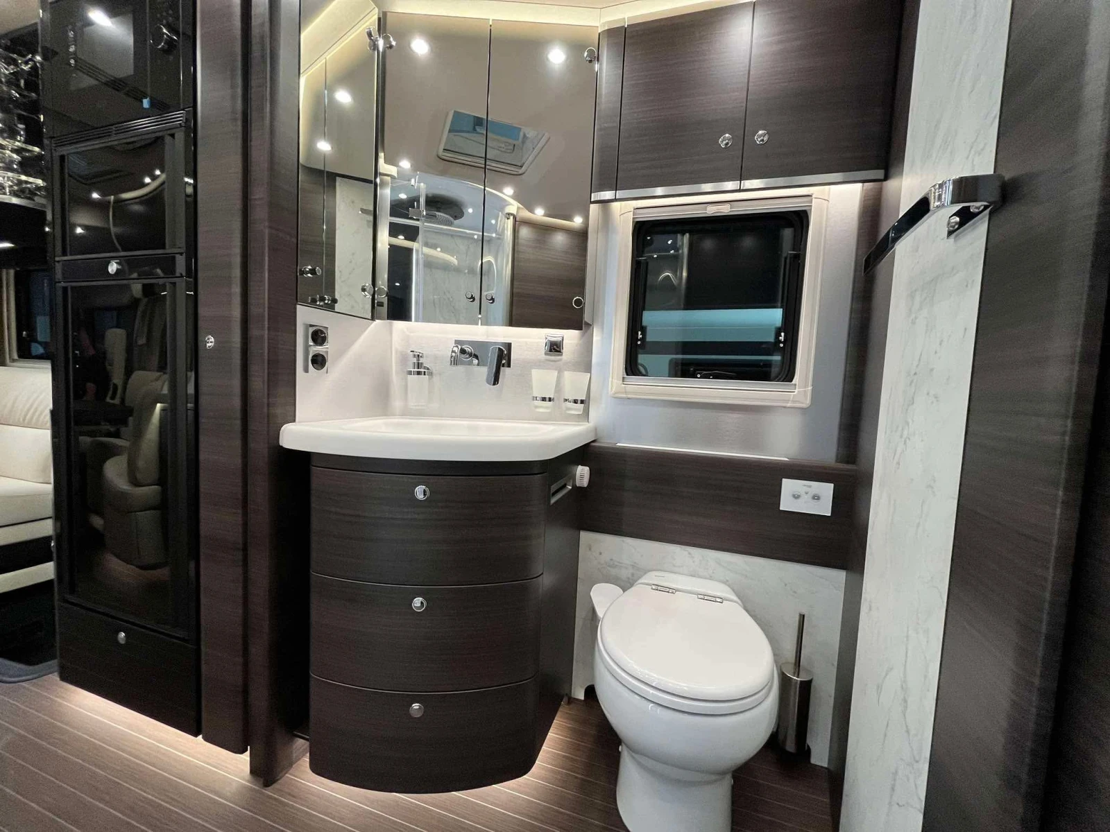 Кемпер Concorde Charisma 910MI FULL 207к.с. AT8 Centurion style , снимка 10 - Каравани и кемпери - 55533286
