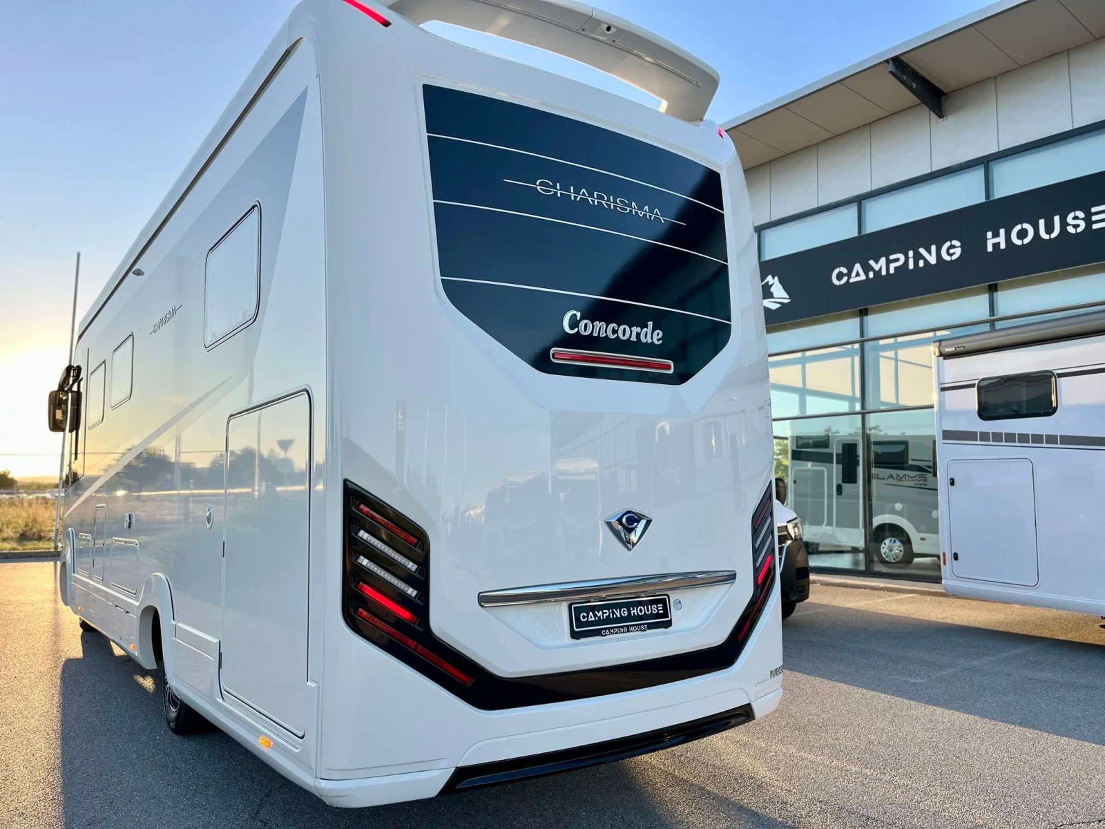 Кемпер Concorde Charisma 910MI FULL 207к.с. AT8 Centurion style , снимка 2 - Каравани и кемпери - 55533286