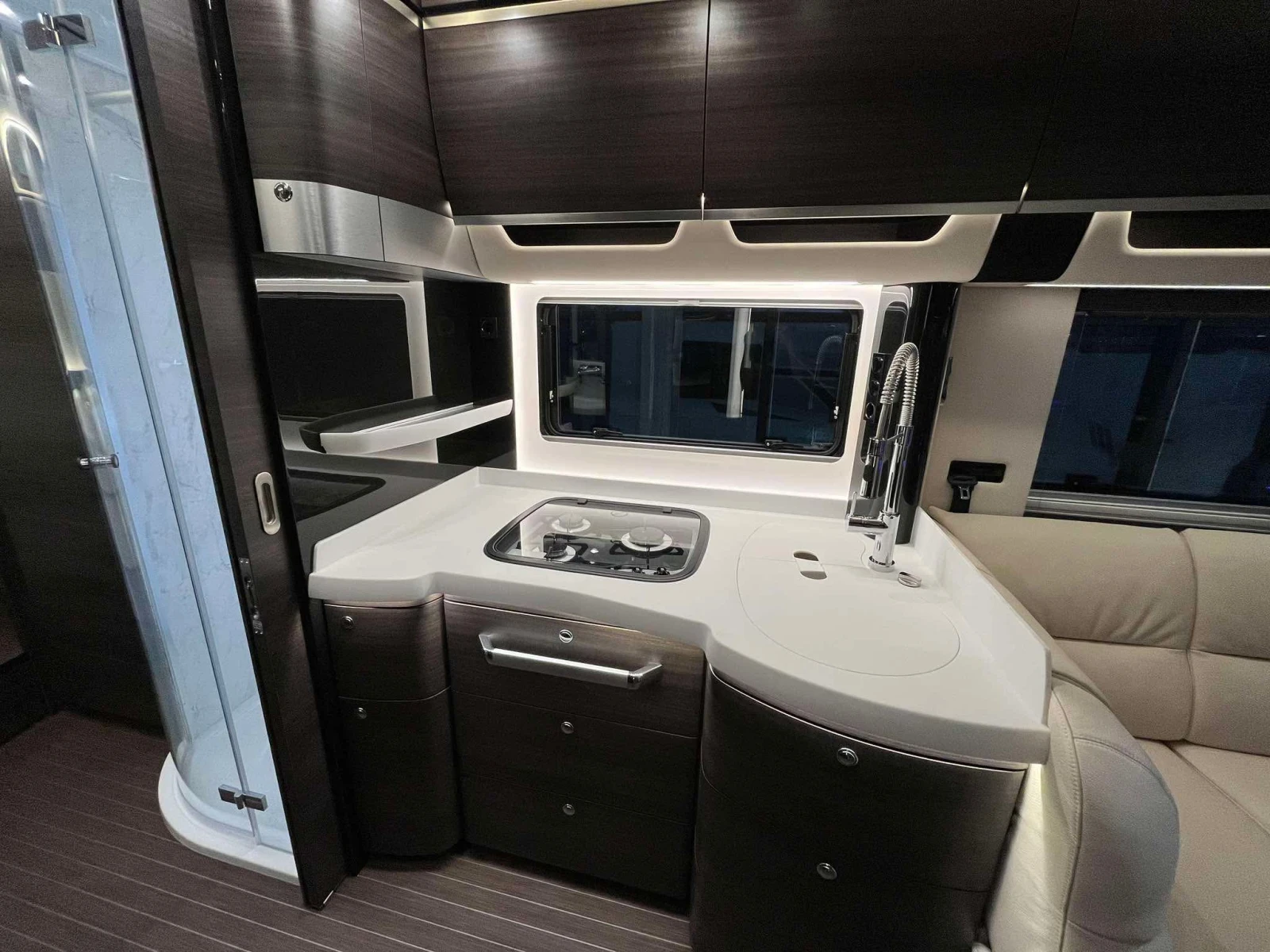 Кемпер Concorde Charisma 910MI FULL 207к.с. AT8 Centurion style , снимка 6 - Каравани и кемпери - 55533286