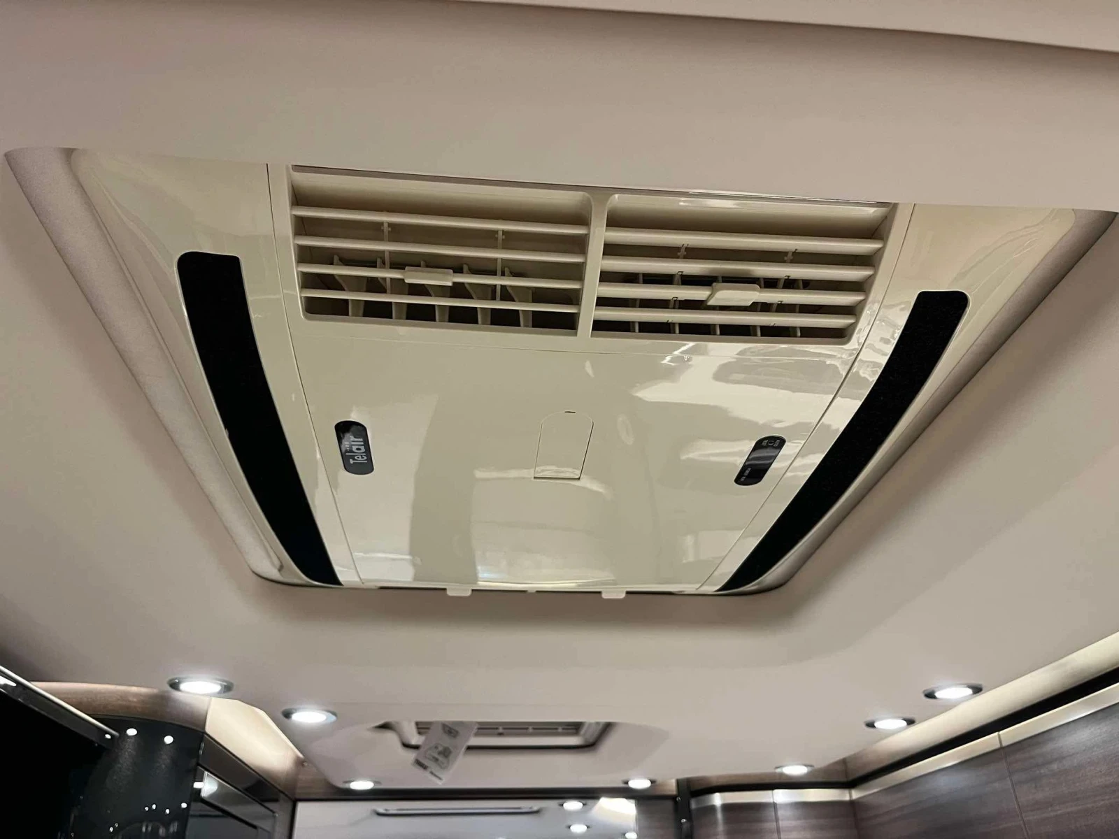 Кемпер Concorde Charisma 910MI FULL 207к.с. AT8 Centurion style , снимка 15 - Каравани и кемпери - 55533286