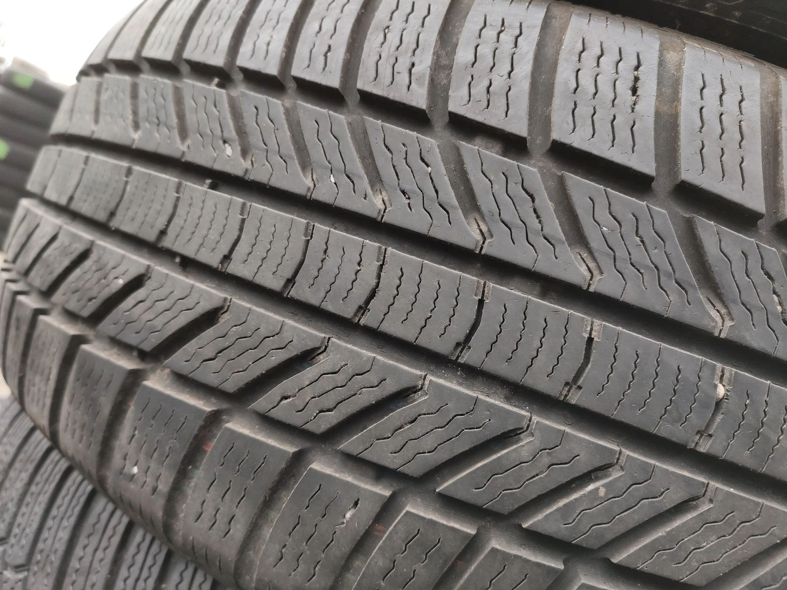 Гуми Зимни 225/55R17, снимка 4 - Гуми и джанти - 56729977