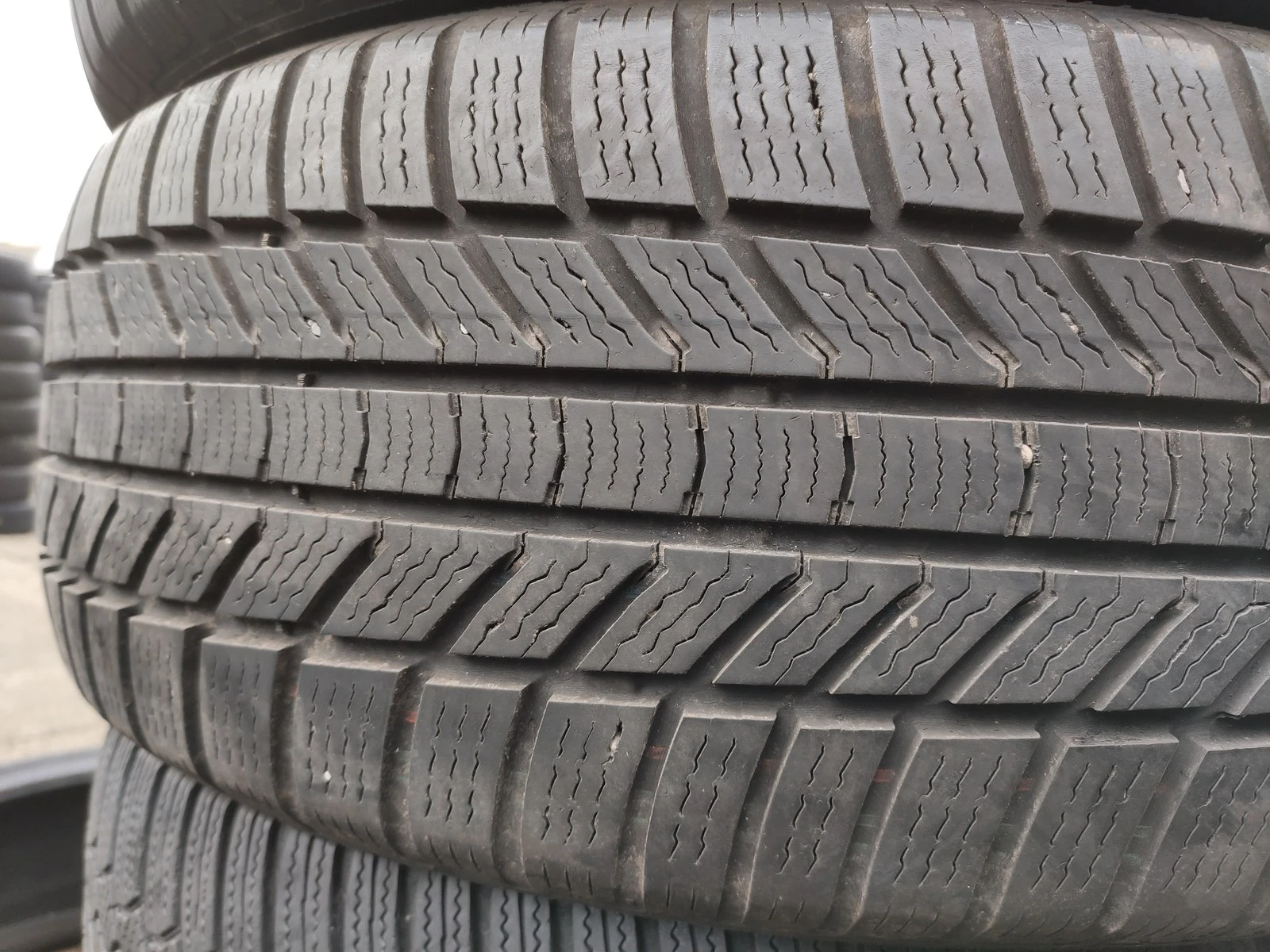 Гуми Зимни 225/55R17, снимка 2 - Гуми и джанти - 56729977