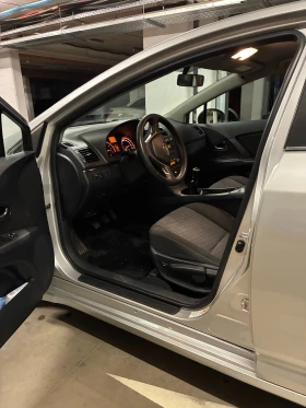 Toyota Avensis 1.8 VVTI - 100% История, снимка 8