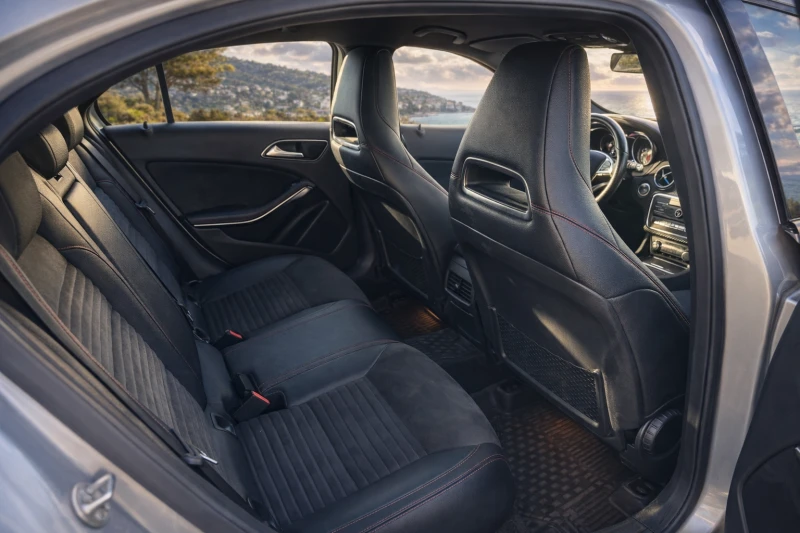 Mercedes-Benz A 180 AMG Line, снимка 9 - Автомобили и джипове - 51892381