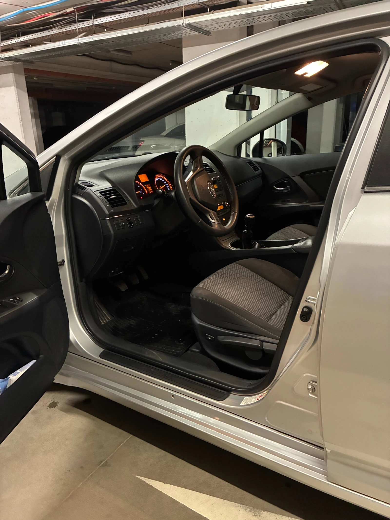 Toyota Avensis 1.8 VVTI - 100% История, снимка 8 - Автомобили и джипове - 55901816