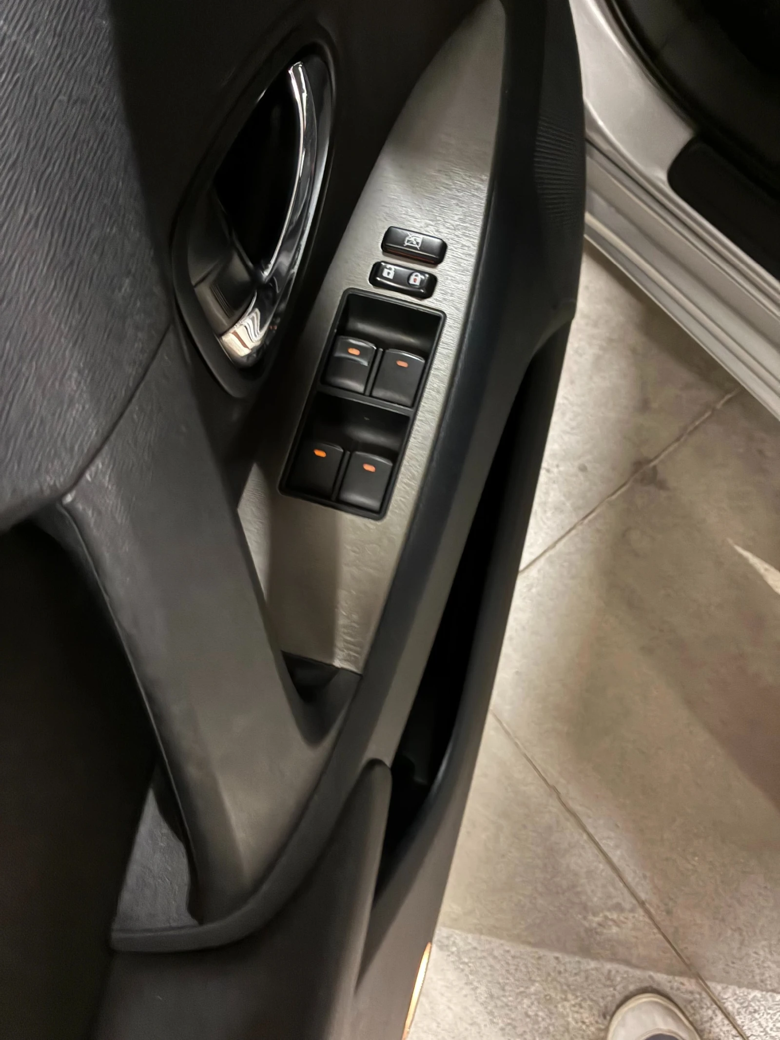Toyota Avensis 1.8 VVTI - 100% История, снимка 9 - Автомобили и джипове - 55901816