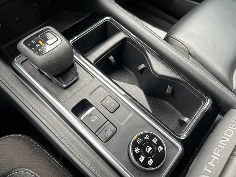 Nissan Pathfinder SL* 4x4* Camera* Bluetooth* Brake Ass* Lane Ass* S, снимка 13 - Автомобили и джипове - 53406167