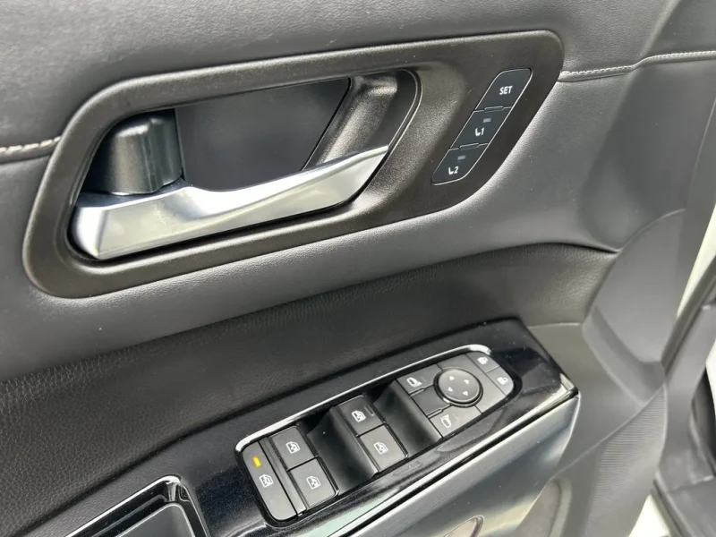 Nissan Pathfinder SL* 4x4* Camera* Bluetooth* Brake Ass* Lane Ass* S, снимка 14 - Автомобили и джипове - 53406167