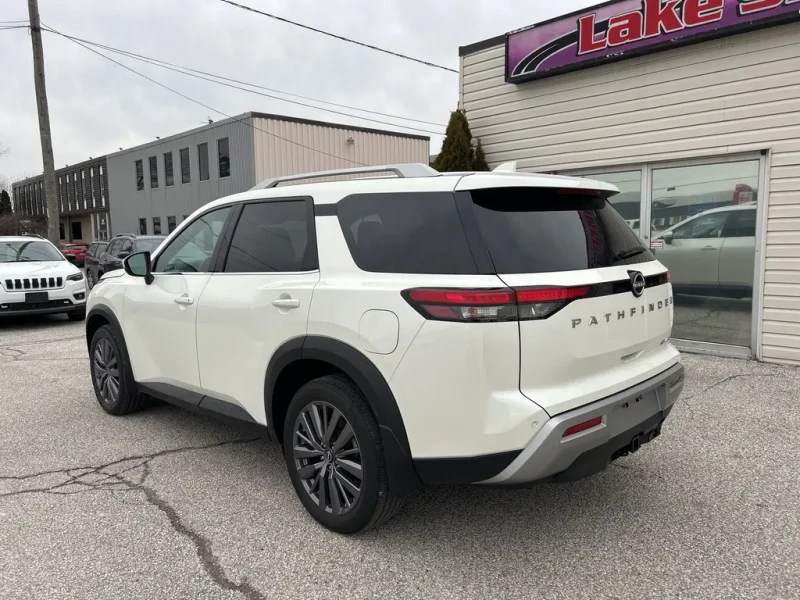 Nissan Pathfinder SL* 4x4* Camera* Bluetooth* Brake Ass* Lane Ass* S, снимка 4 - Автомобили и джипове - 53406167