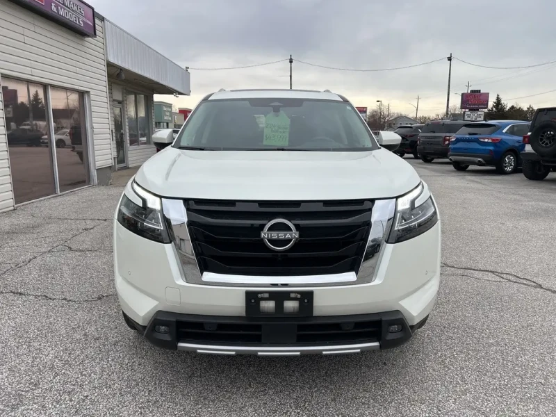 Nissan Pathfinder SL* 4x4* Camera* Bluetooth* Brake Ass* Lane Ass* S, снимка 2 - Автомобили и джипове - 53406167