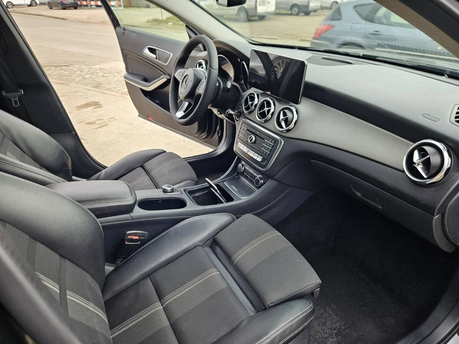 Mercedes-Benz GLA 200 ТОП* СОБСТВЕН ЛИЗИНГ* Apple CarPlay* FACE, снимка 9 - Автомобили и джипове - 54067159