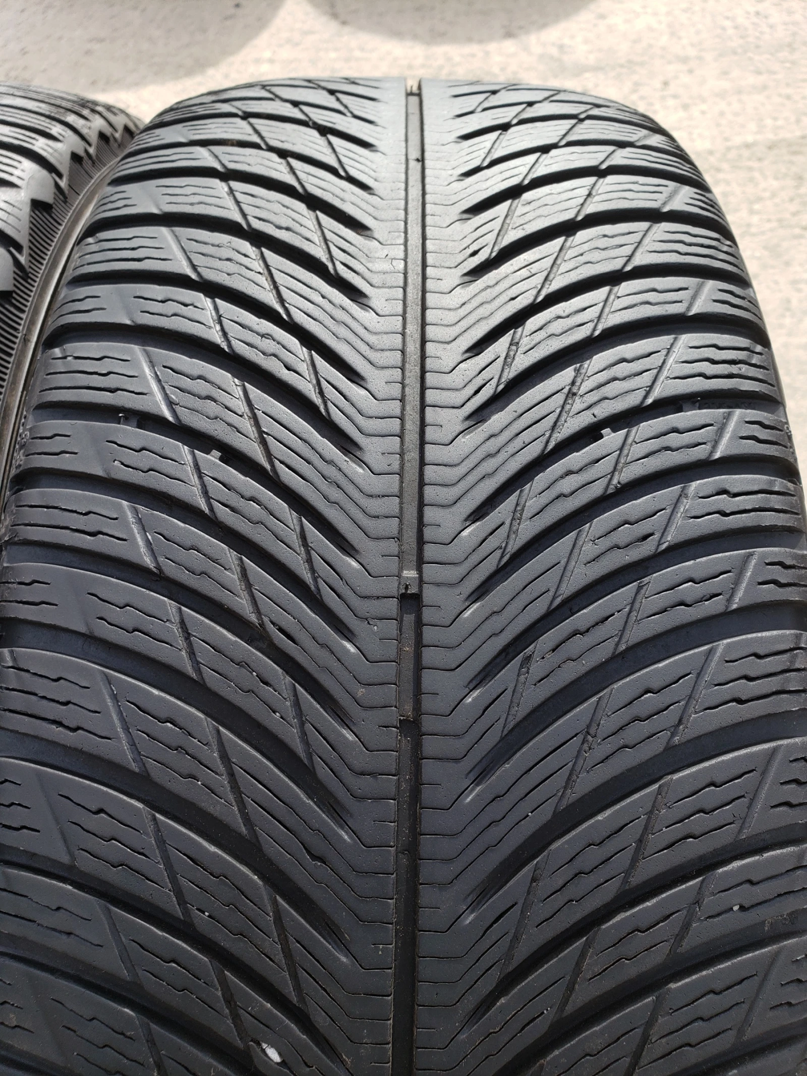 Гуми Зимни 235/45R18