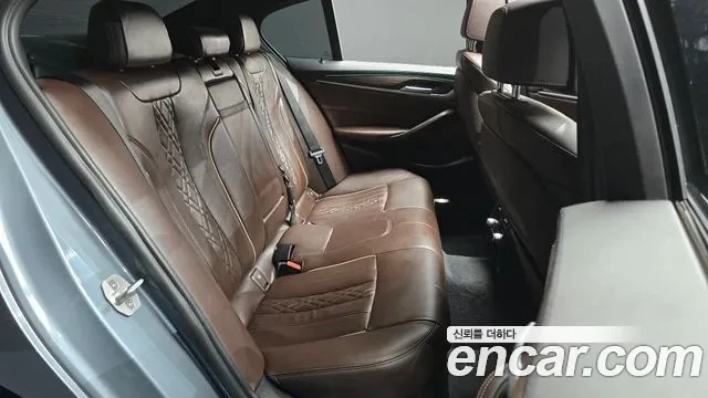 BMW 530 xDrive M Sport Package Plus / АВТОКРЕДИТ, снимка 14 - Автомобили и джипове - 56059286
