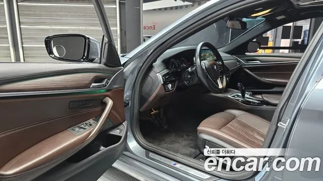 BMW 530 xDrive M Sport Package Plus / АВТОКРЕДИТ, снимка 6 - Автомобили и джипове - 56059286