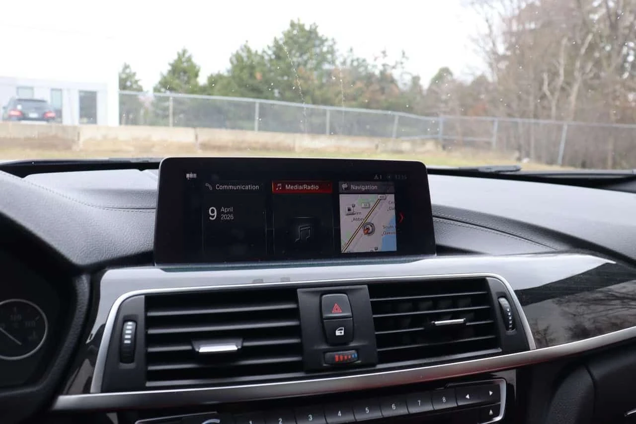 BMW 330 i xDrive/CARFA/ПОДГРЕВИ/БЕЗ ИНЦИДЕНТИ, снимка 11 - Автомобили и джипове - 54172676