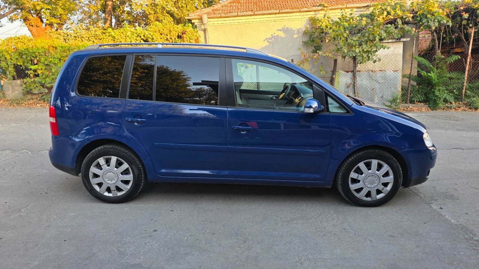 VW Touran 2.0 140 кс, снимка 4 - Автомобили и джипове - 56038533
