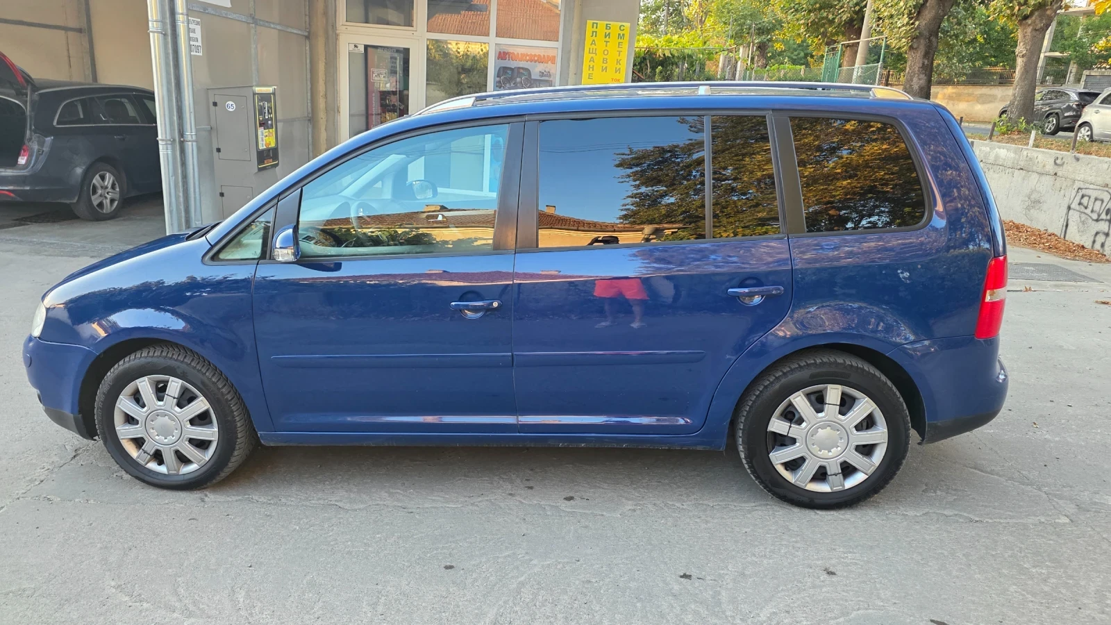 VW Touran 2.0 140 кс, снимка 5 - Автомобили и джипове - 56038533
