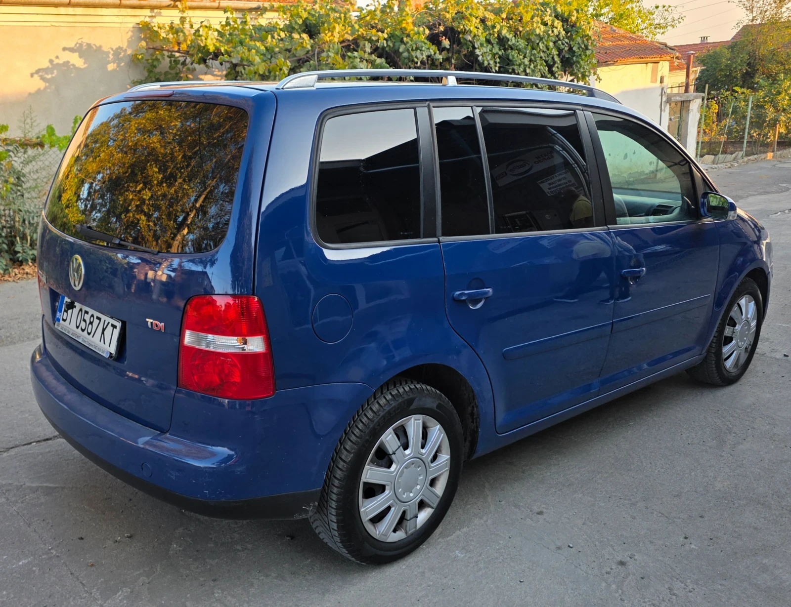 VW Touran 2.0 140 кс, снимка 6 - Автомобили и джипове - 56038533