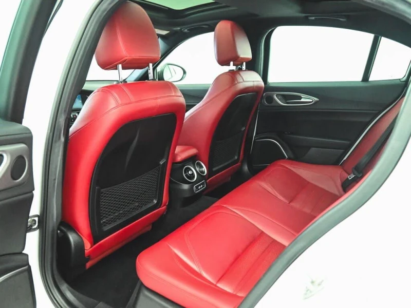 Alfa Romeo Giulia Veloce* CARFAX* АвтоКредит* (ЦЕНА ДО БГ), снимка 14 - Автомобили и джипове - 53245381